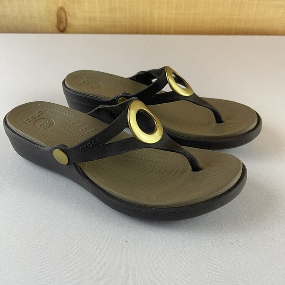 Crocs Sanrah Beveled Circle Womens 6 Comfort Wedge Flip Flops Sandals Brown Gold - Picture 1 of 9
